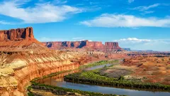 O rio que parece fluir morro acima: um paradoxo geológico que surpreende os cientistas