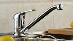 Torneira a assobiar ou a zumbir? Causas mais comuns e como resolver em casa