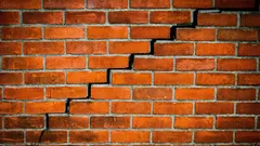 Reparou numa fissura por cima da porta? Veja como saber se é perigosa