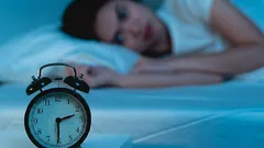 Por que acordo sempre por volta das 3h ou 4h da manhã? Aqui estão as causas mais comuns e o que você pode fazer