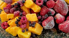 Por vezes, a fruta congelada pode ser mais saudável do que a fresca — eis porquê