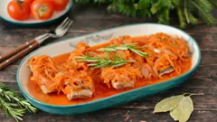 Peixe em marinada no forno: suculento, com cenoura e cebola (e ainda melhor no dia seguinte)