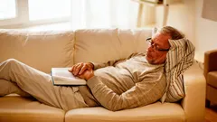 Cama vs. sofá: uma diferença que você sentirá nas costas e nos seus níveis de energia ao longo do dia