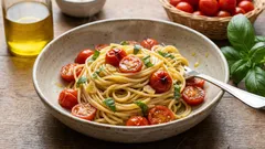 Pasta com tomate cherry e manjericão: um jantar rápido com molho leve feito na frigideira