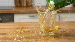 Como verter a partir de um pacote sem salpicos: guia passo a passo