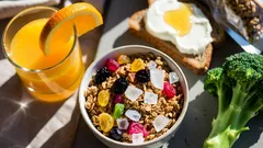 5 alimentos que parecem saudáveis, mas aumentam silenciosamente os desejos e a fadiga