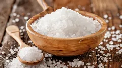 Qual é a quantidade diária saudável de sal e onde ele está mais frequentemente oculto nos alimentos?