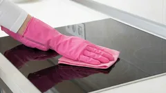 Porque é que surgem riscos na placa de indução — os principais erros de manutenção