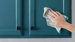 Como remover de forma rápida e segura uma camada gordurosa e pegajosa dos armários da cozinha