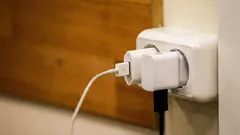 Deixa o carregador na tomada? Eis por que este hábito não é assim tão inofensivo