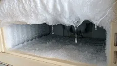 Gelo no congelador? Eis por que aparece e como eliminá-lo sem danificar o equipamento